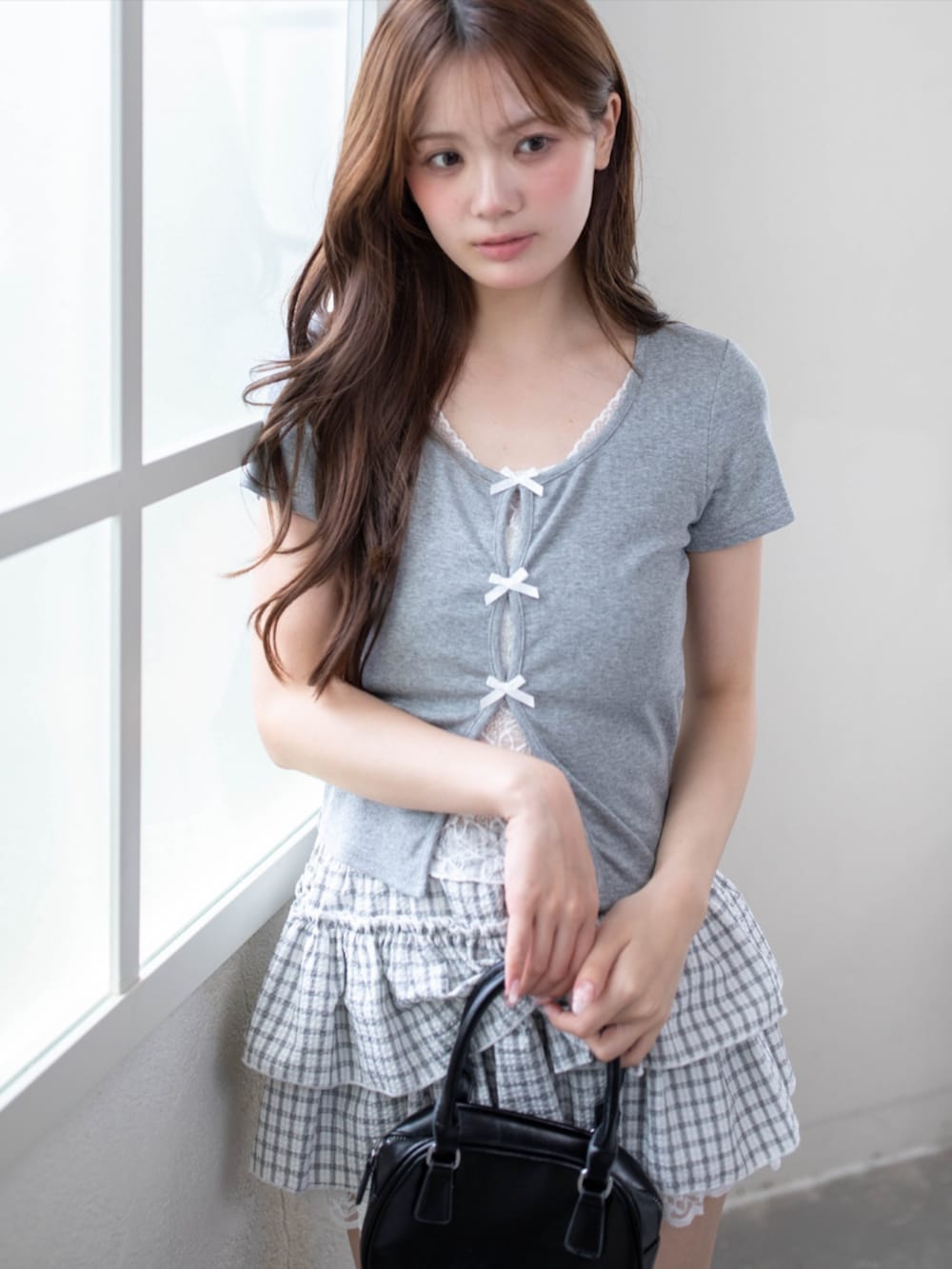 グレー系のTシャツ/カットソー、ホワイト系のスカートを着用したレディースの春コーディネートの5枚目の写真