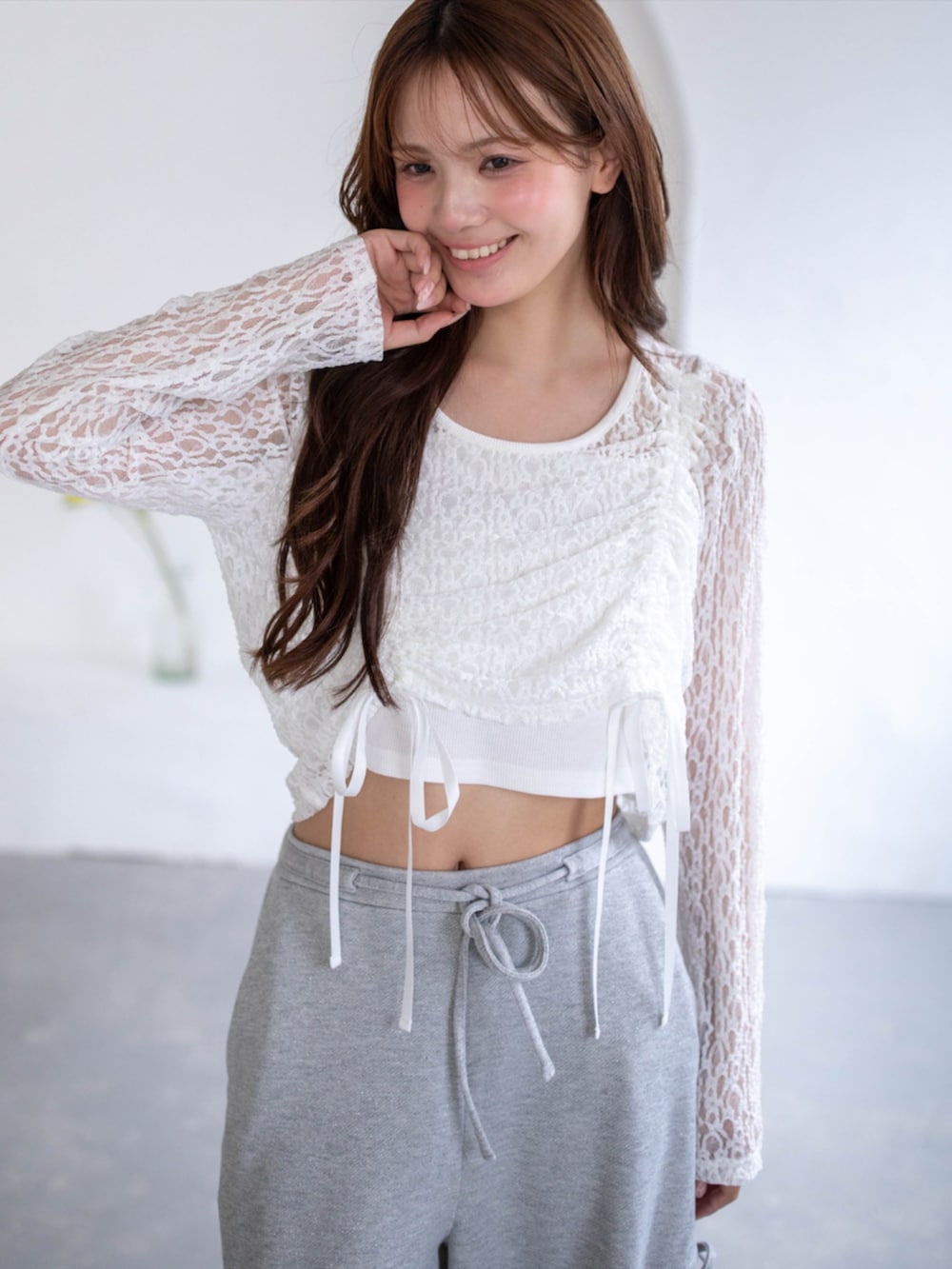 シルバー系のパンプス、ホワイト系のTシャツ/カットソー、グレー系のスウェットパンツを着用したレディースの春コーディネートの7枚目の写真
