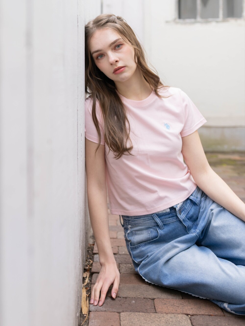 ブルー系のデニムパンツ、シルバー系のサンダル、ピンク系のTシャツ/カットソーを着用したレディースの夏コーディネートの6枚目の写真