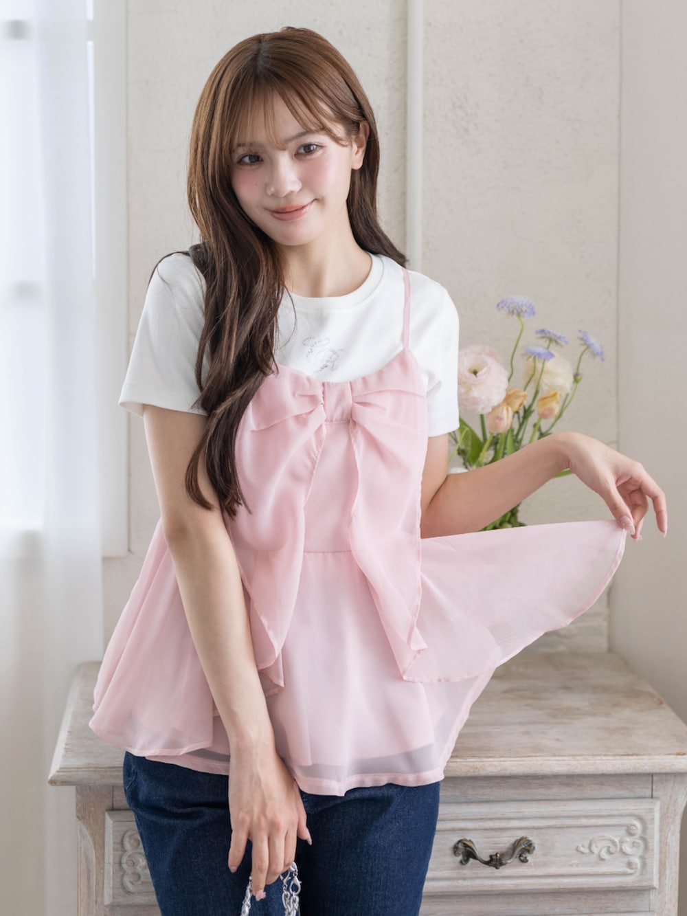 ピンク系のキャミソール、シルバー系のサンダルを着用したレディースの春コーディネートの4枚目の写真