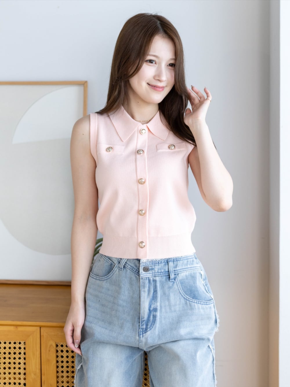 ブルー系のデニムパンツ、ホワイト系のパンプス、ピンク系のニット/セーターを着用したレディースの夏コーディネートの3枚目の写真