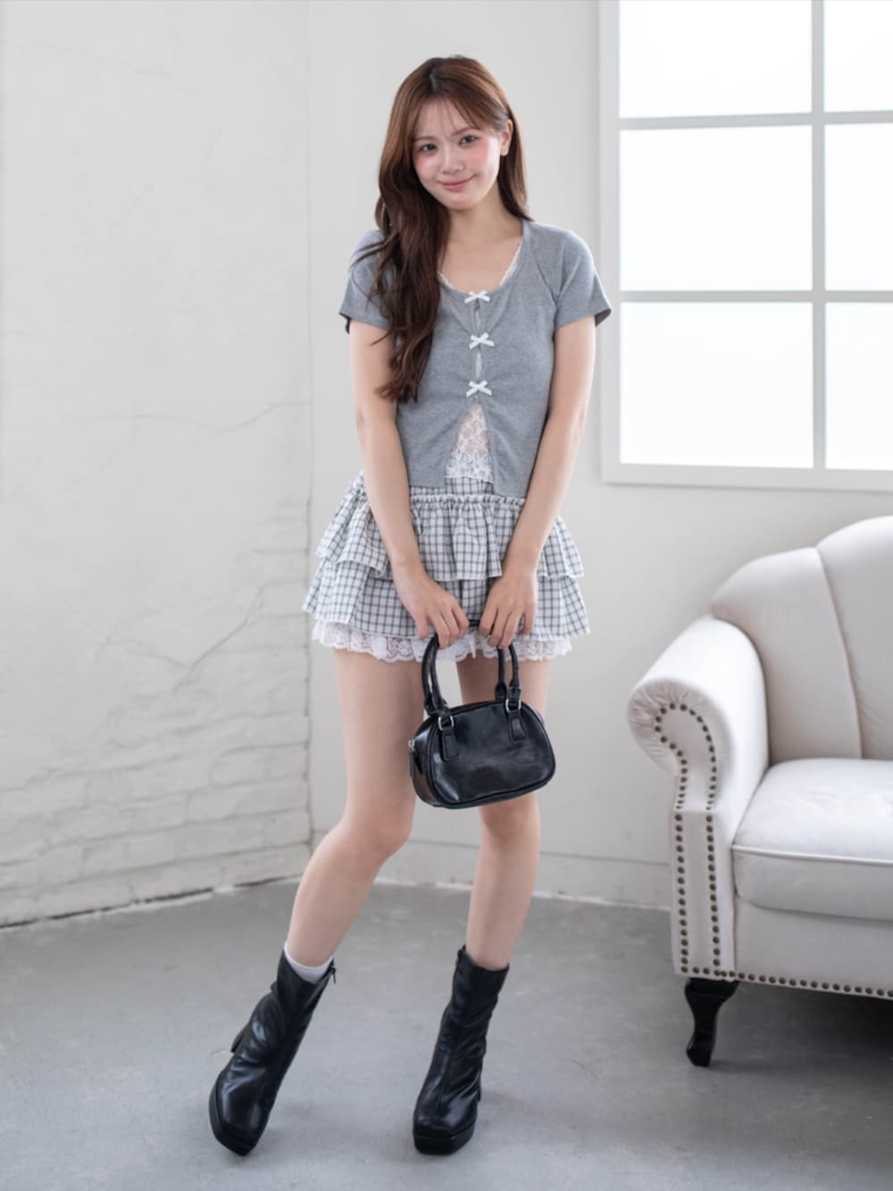 グレー系のTシャツ/カットソー、ホワイト系のスカートを着用したレディースの春コーディネートの2枚目の写真