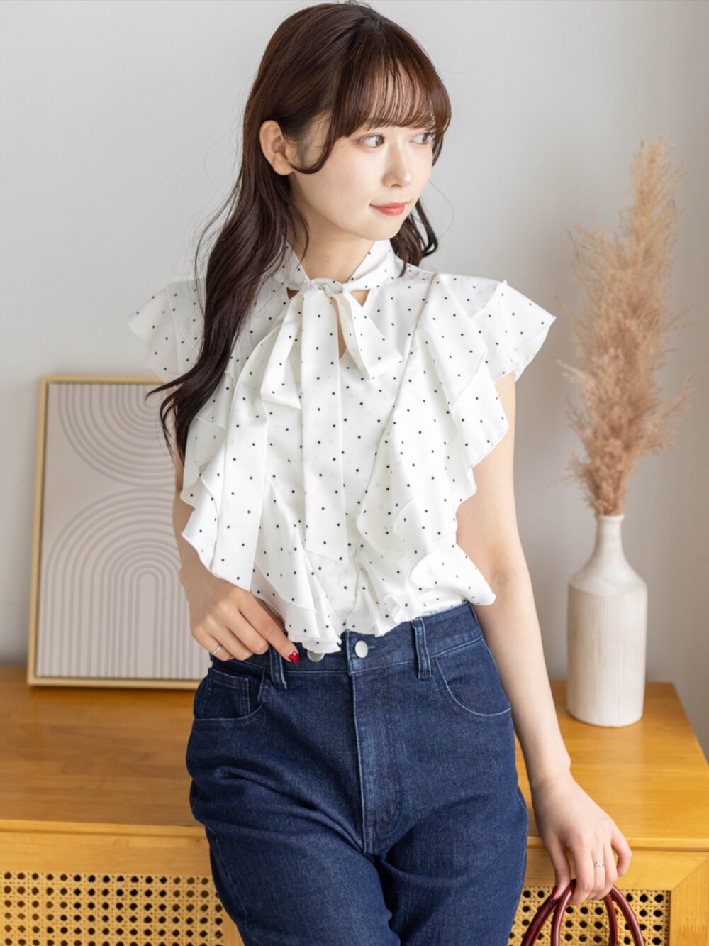 レッド系のパンプス、ブルー系のデニムパンツ、ホワイト系のシャツ/ブラウスを着用したレディースの夏コーディネートの6枚目の写真