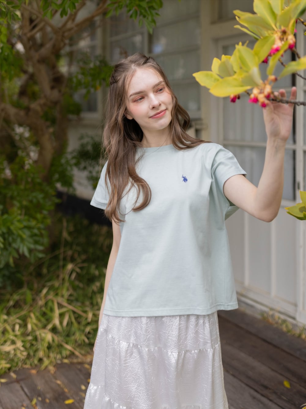 ホワイト系のスカート、グリーン系のTシャツ/カットソーを着用したレディースの夏コーディネートの4枚目の写真