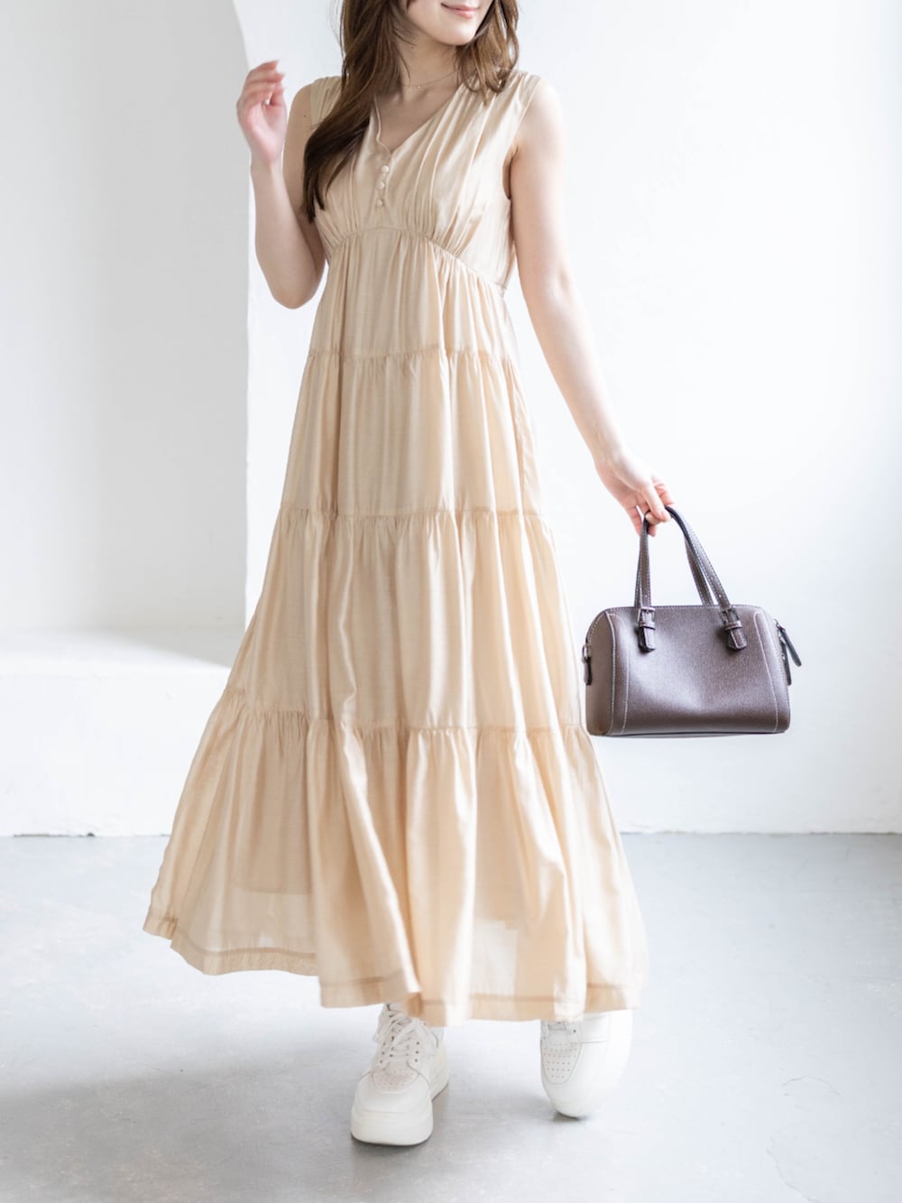 ベージュ系のワンピースを着用したレディースの春コーディネートの5枚目の写真