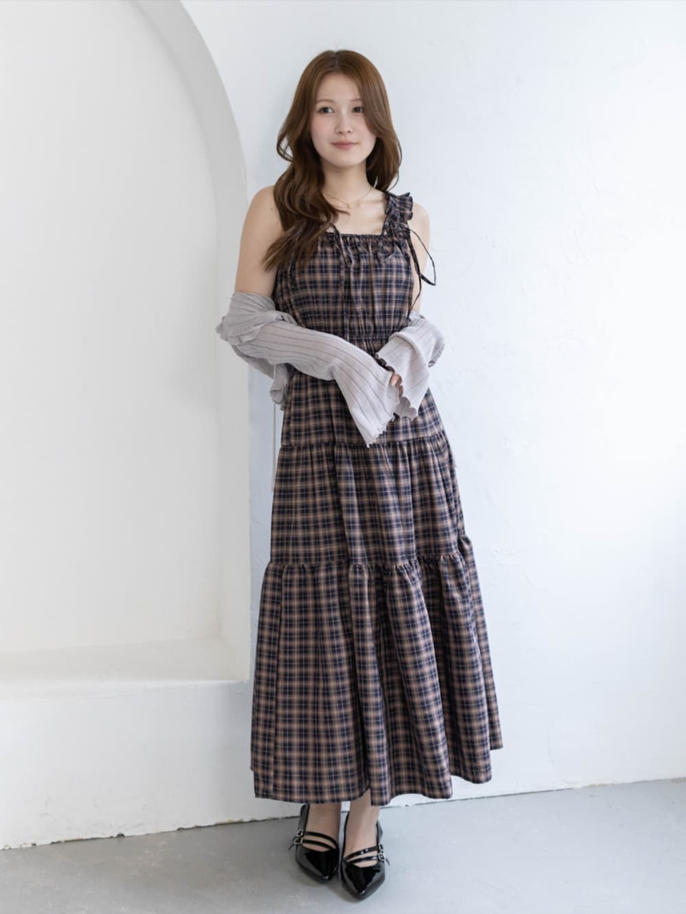 ブラック系のパンプス、ベージュ系のカーディガン/ボレロ、ブルー系のワンピースを着用したレディースの夏コーディネートの3枚目の写真
