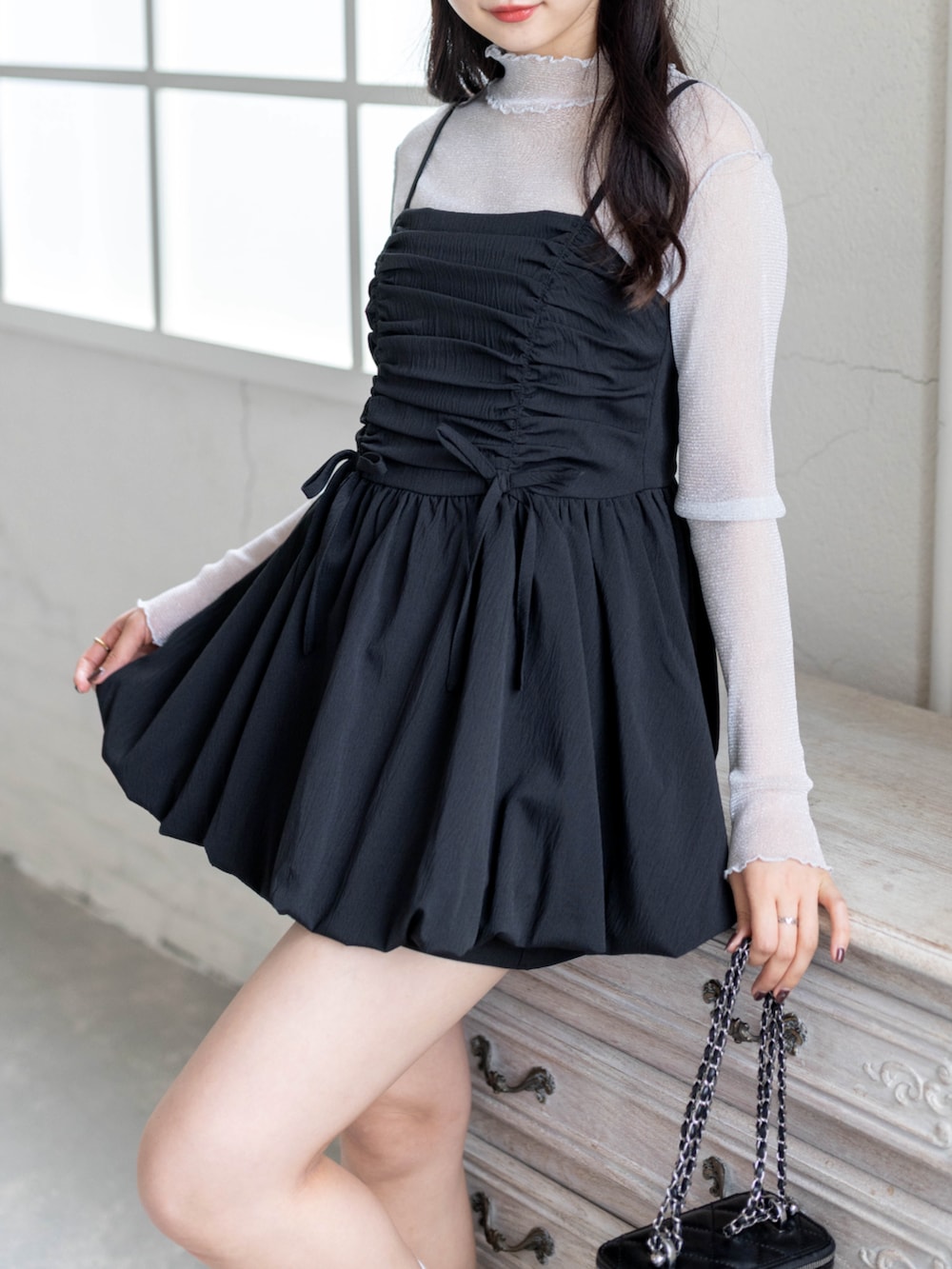 グレー系のTシャツ/カットソー、ブラック系のチュニック、ブラック系のパンプスを着用したレディースの春コーディネートの5枚目の写真