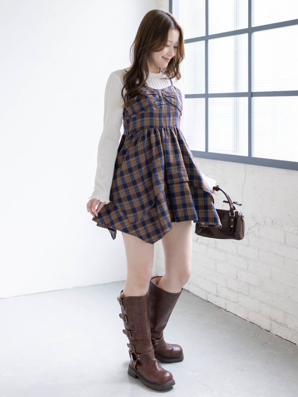 ホワイト系のTシャツ/カットソー、ブルー系のワンピース、ブラウン系のブーツを着用したレディースの春コーディネートの2枚目の写真