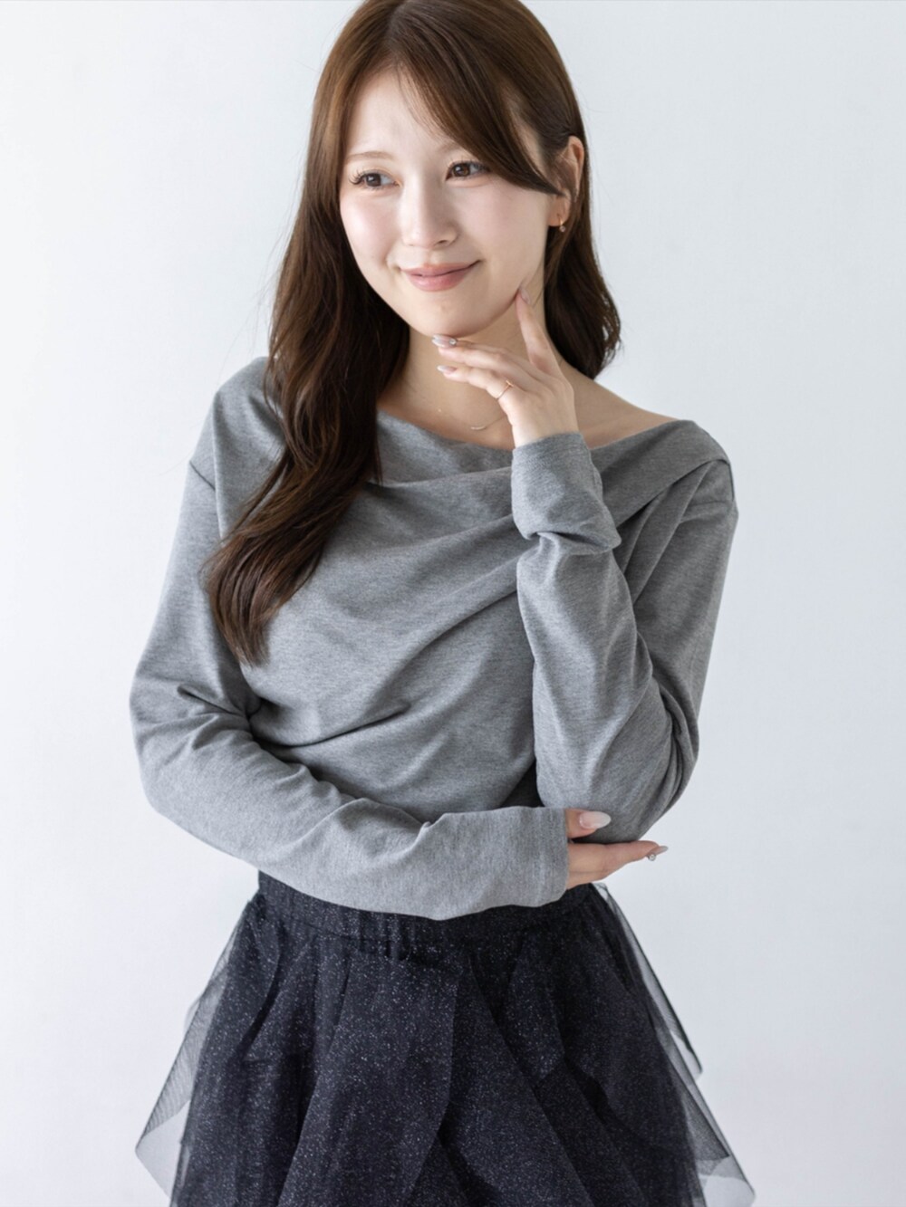 ブラック系のパンプス、ブラック系のスカート、グレー系のTシャツ/カットソーを着用したレディースの秋コーディネートの5枚目の写真
