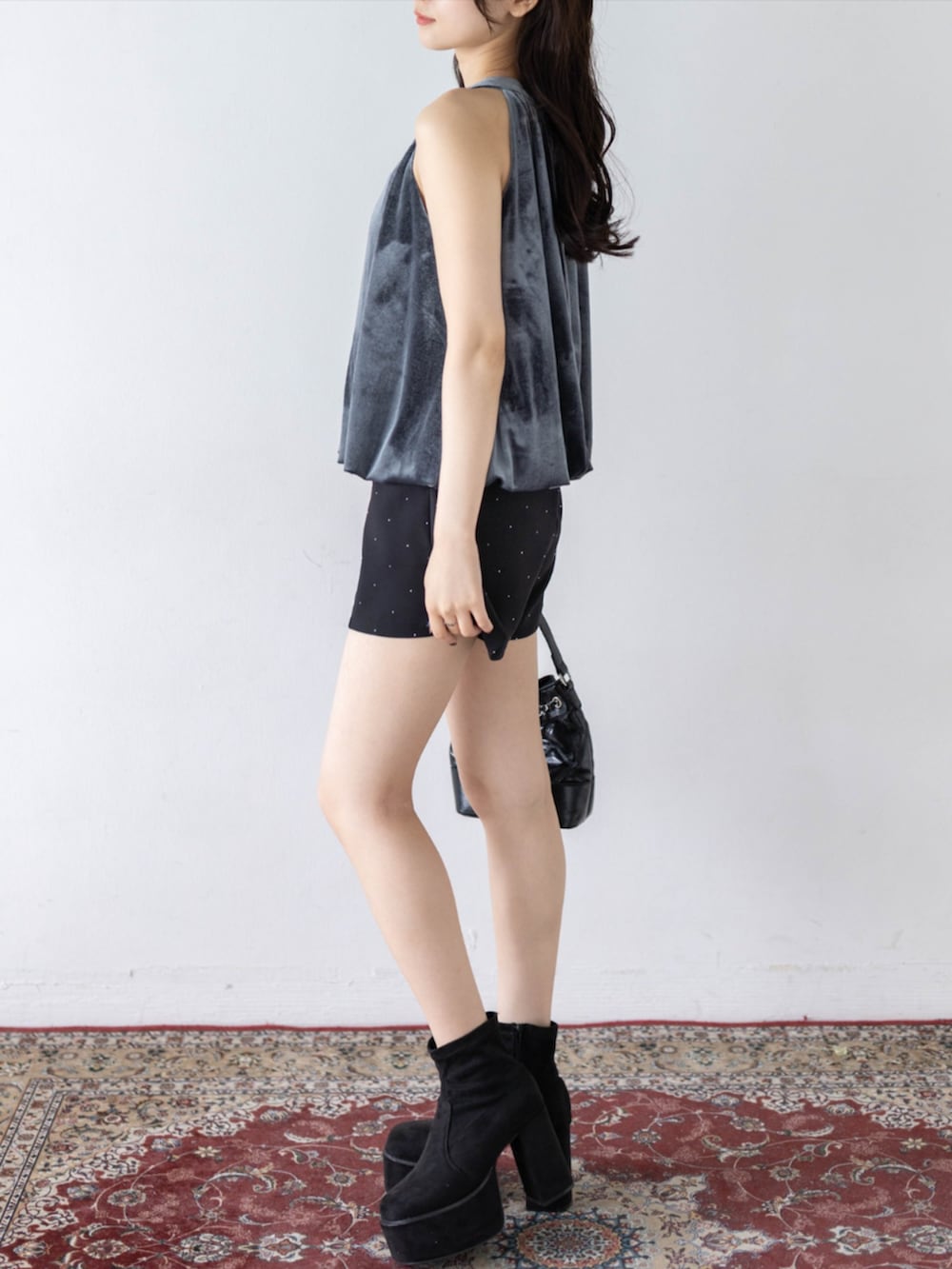 ブラック系のその他パンツ、グレー系のTシャツ/カットソーを着用したレディースの夏コーディネートの4枚目の写真