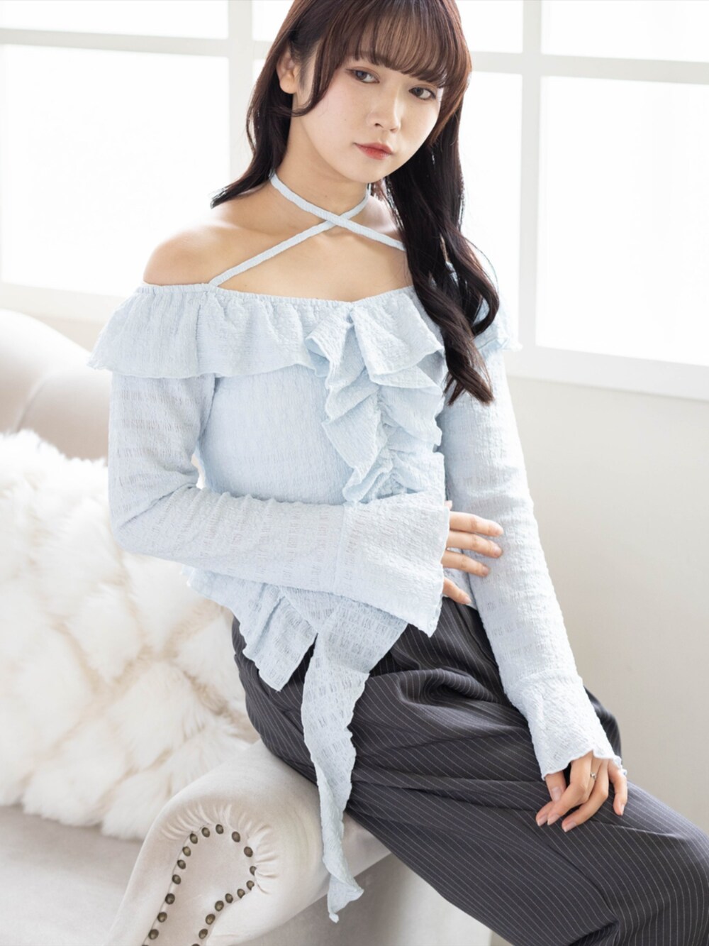 シルバー系のパンプス、グレー系のスラックス、ブルー系のシャツ/ブラウスを着用したレディースの夏コーディネートの3枚目の写真