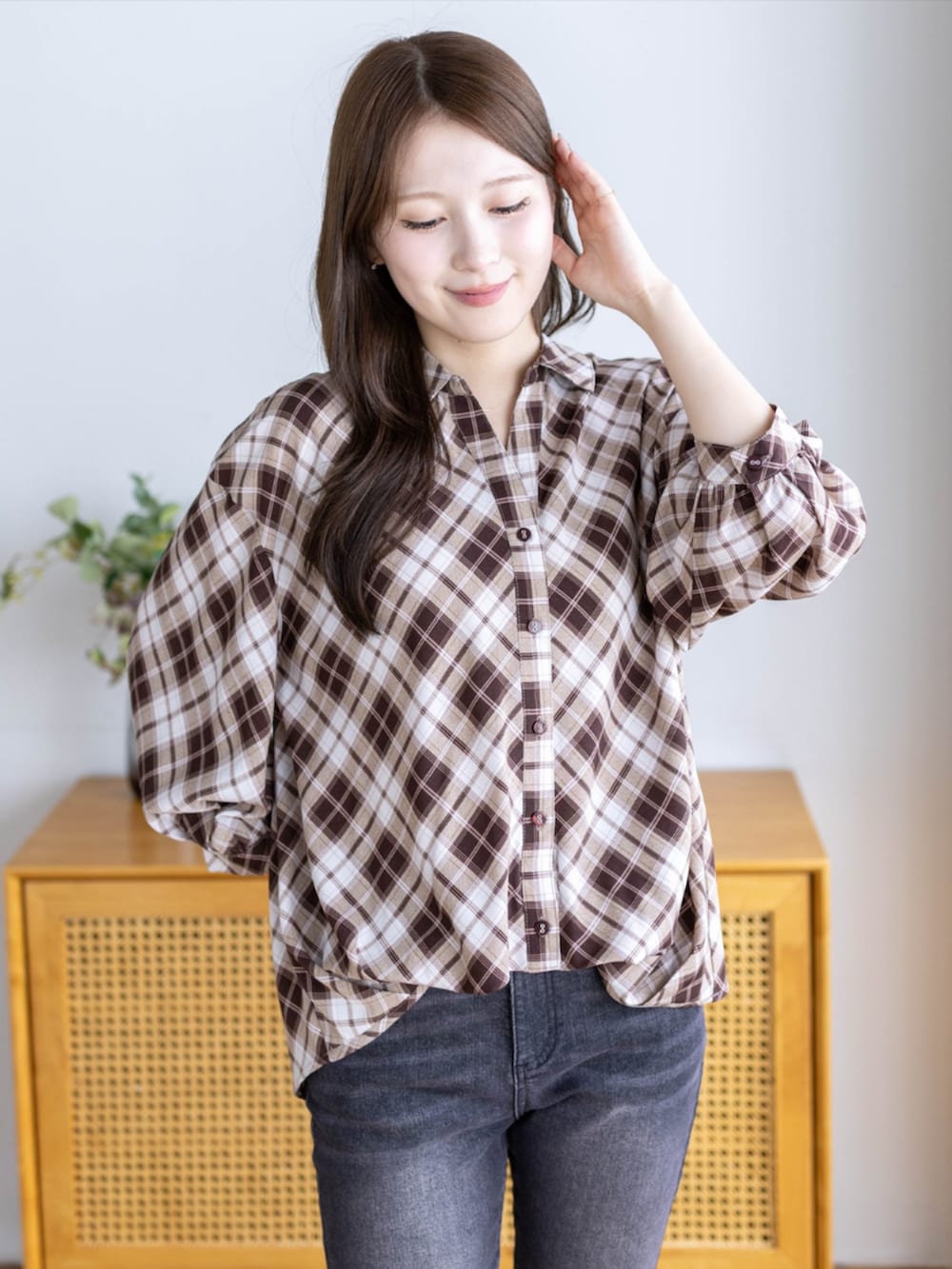 ブラック系のデニムパンツ、ブラック系のパンプス、ブラウン系のシャツ/ブラウスを着用したレディースの夏コーディネートの4枚目の写真