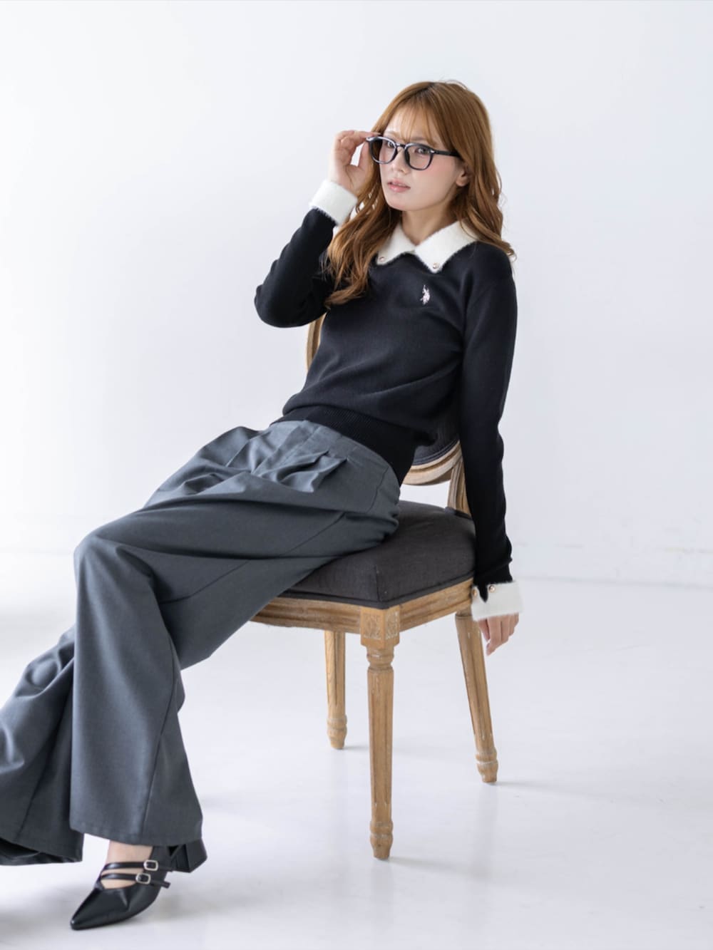 グレー系のスラックス、ブラック系のパンプス、ブラック系のニット/セーターを着用したレディースの秋コーディネートの7枚目の写真