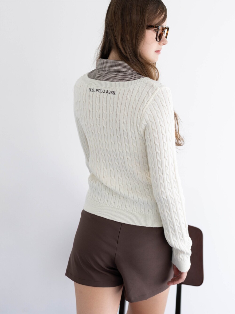 レッド系のパンプス、ブラウン系のその他パンツ、ホワイト系のニット/セーターを着用したレディースの夏コーディネートの8枚目の写真