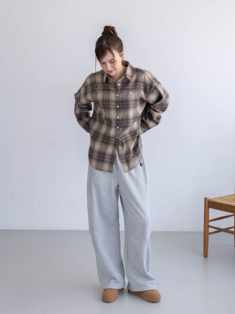 グレー系のスウェットパンツ、イエロー系のスニーカー、ブラウン系のシャツ/ブラウスを着用したレディースの夏コーディネートの4枚目の写真