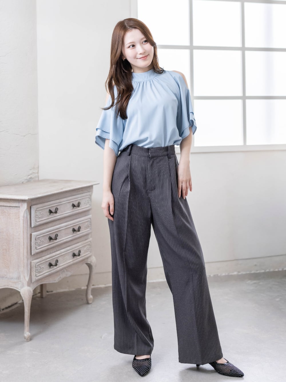 グレー系のシャツ/ブラウス、ブラック系のパンプス、グレー系のスラックスを着用したレディースの春コーディネートの3枚目の写真