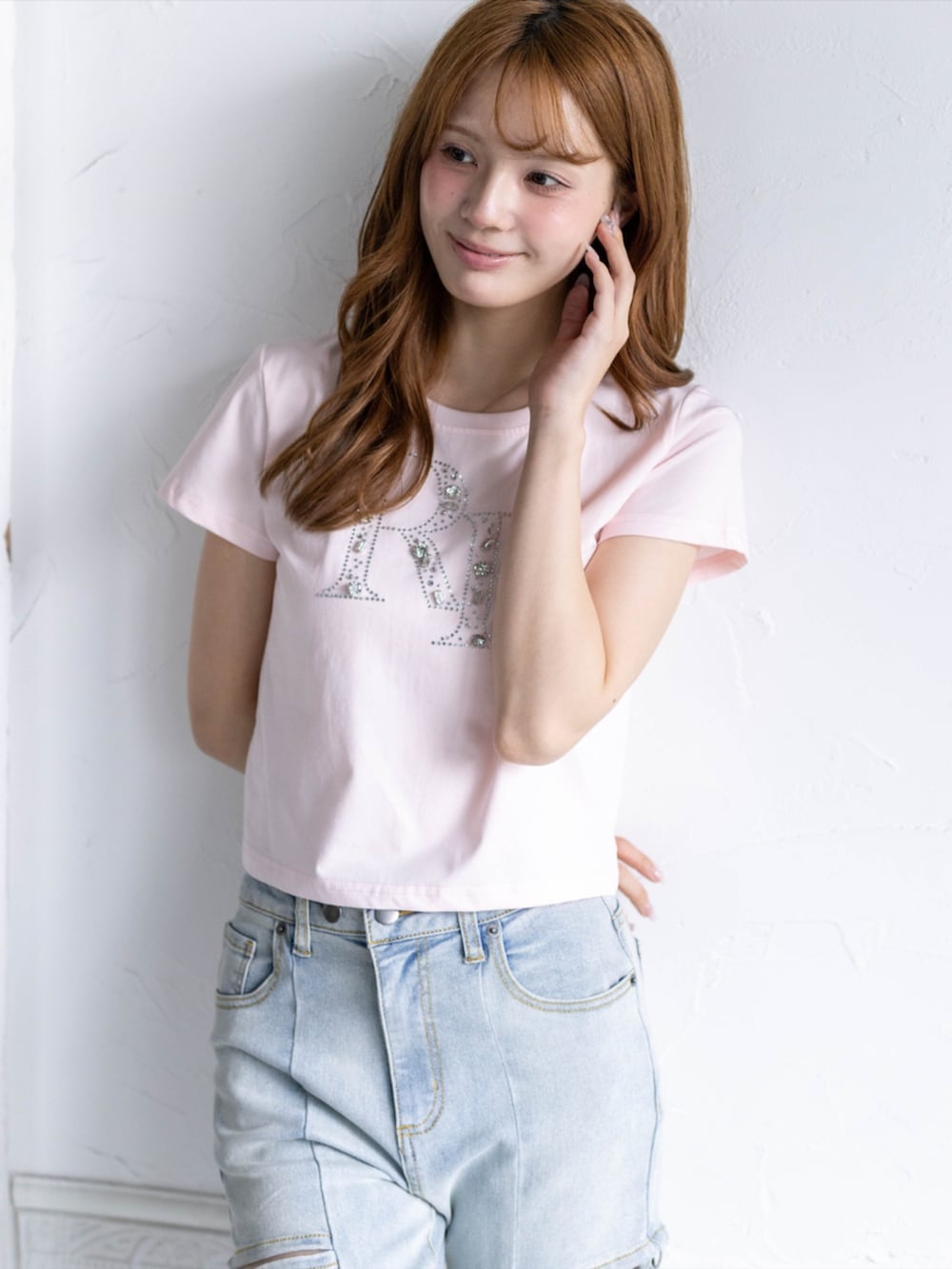 シルバー系のパンプス、ブルー系のデニムパンツ、ピンク系のTシャツ/カットソーを着用したレディースの夏コーディネートの4枚目の写真