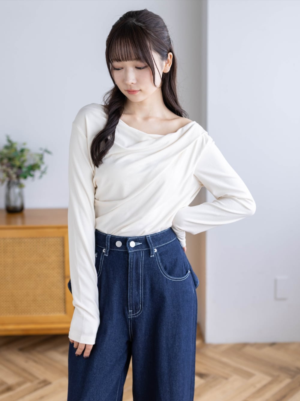 レッド系のパンプス、ブルー系のデニムパンツ、ホワイト系のTシャツ/カットソーを着用したレディースの秋コーディネートの5枚目の写真