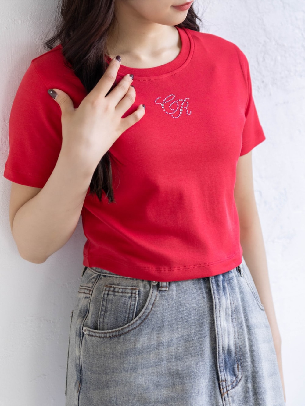 ブルー系のデニムスカート、レッド系のTシャツ/カットソーを着用したレディースの夏コーディネートの5枚目の写真