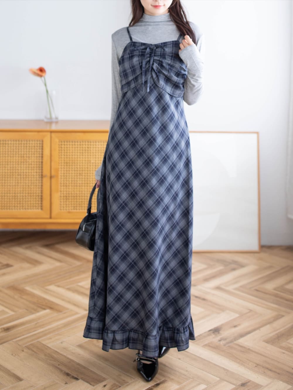 ブラック系のパンプス、グレー系のTシャツ/カットソー、ブルー系のワンピースを着用したレディースの夏コーディネートの5枚目の写真