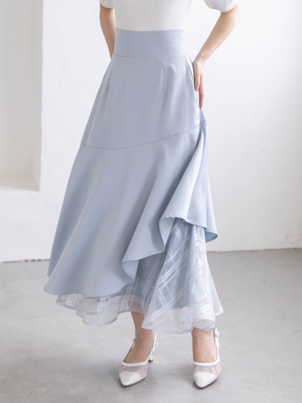 ホワイト系のパンプス、ブルー系のスカート、ホワイト系のニット/セーターを着用したレディースの春コーディネートの8枚目の写真