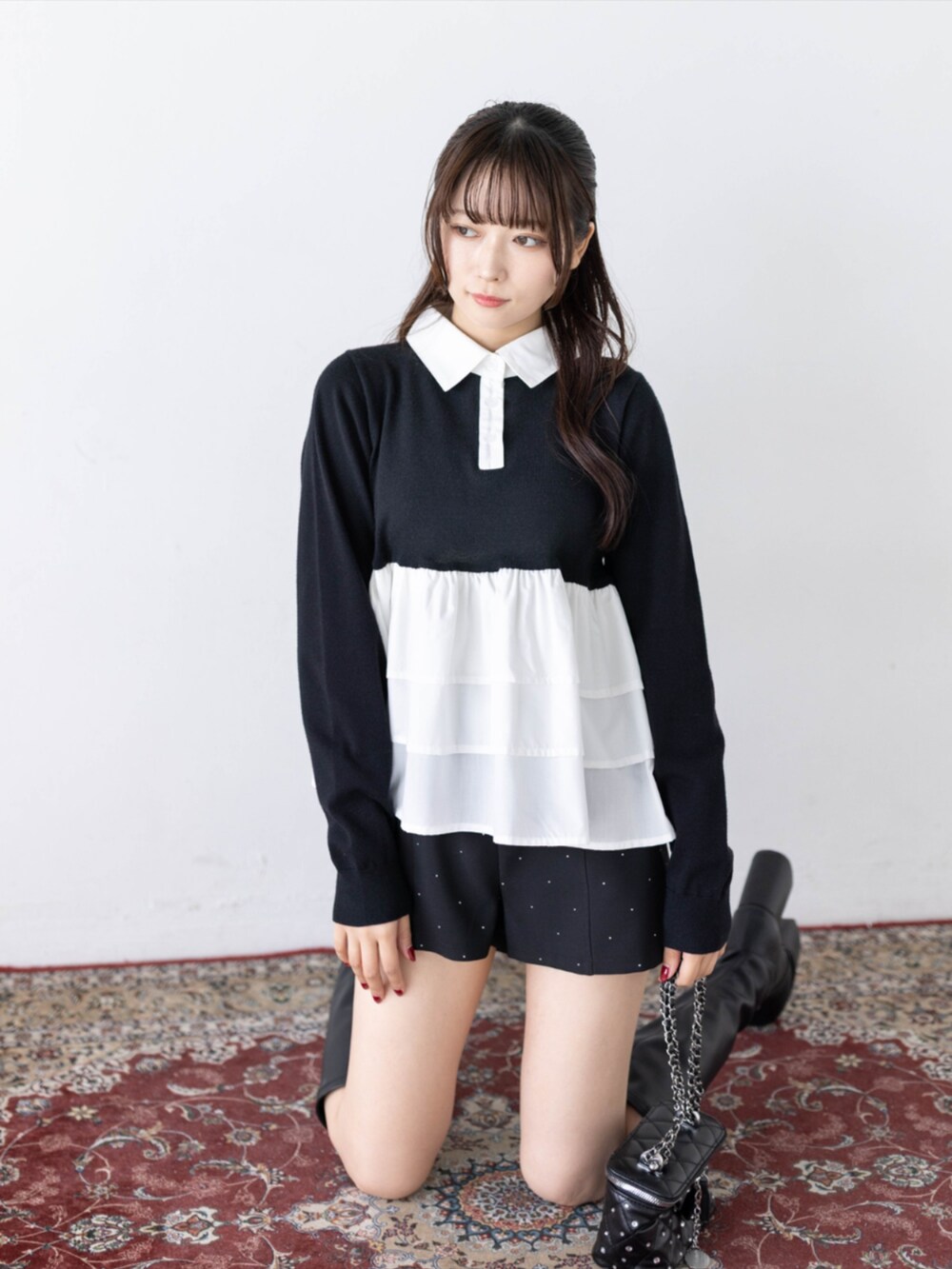 ブラック系のその他パンツ、ブラック系のブーツ、ブラック系のニット/セーターを着用したレディースの秋コーディネートの7枚目の写真