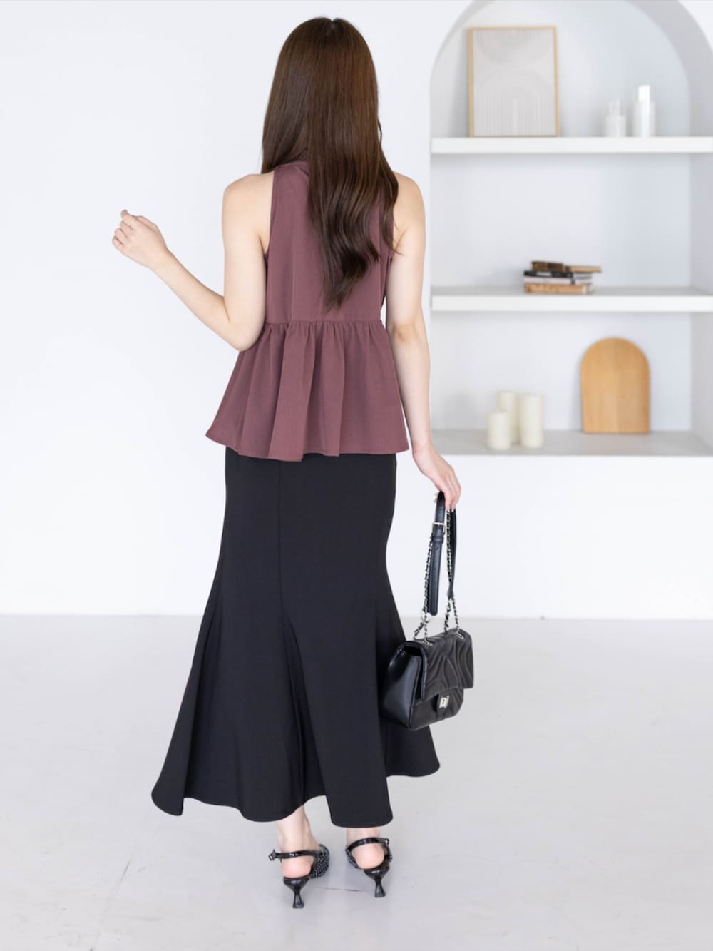 ブラック系のスカート、ブラック系のパンプス、ブラウン系のシャツ/ブラウスを着用したレディースの夏コーディネートの3枚目の写真