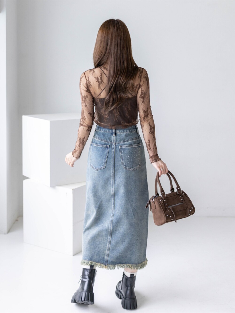 ブラック系のブーツ、ブルー系のデニムスカート、ブラウン系のTシャツ/カットソーを着用したレディースの夏コーディネートの2枚目の写真