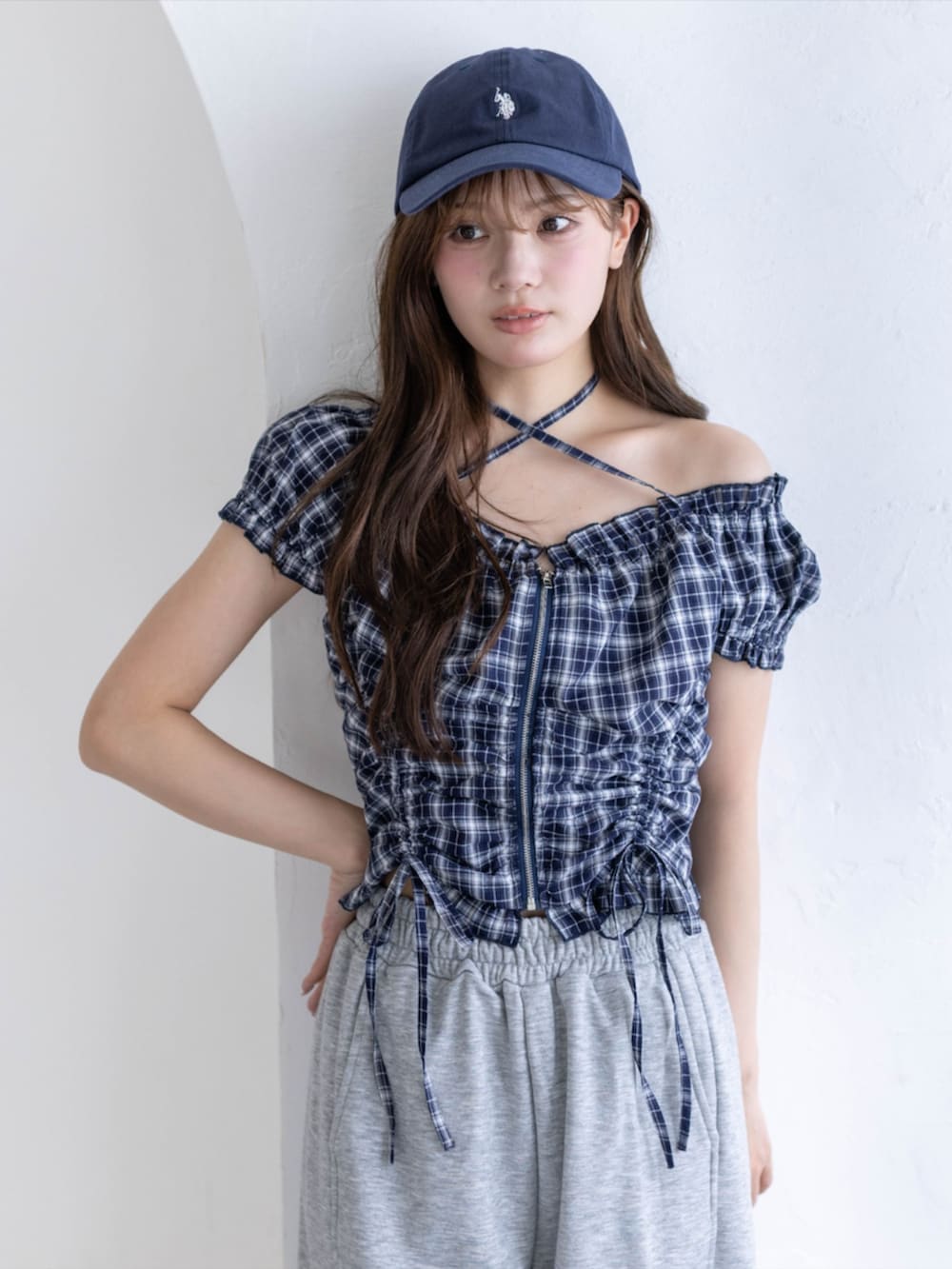 グレー系のスウェットパンツ、ブルー系のシャツ/ブラウス、ブルー系のキャップを着用したレディースの春コーディネートの8枚目の写真