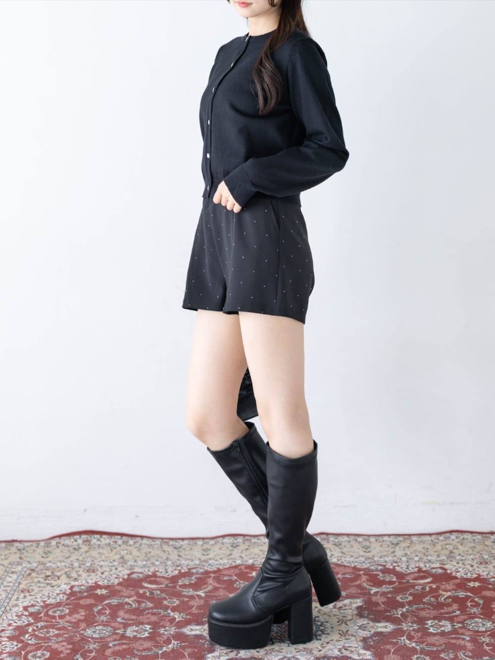 ブラック系のその他パンツ、ブラック系のブーツ、ブラック系のニット/セーターを着用したレディースの秋コーディネートの3枚目の写真