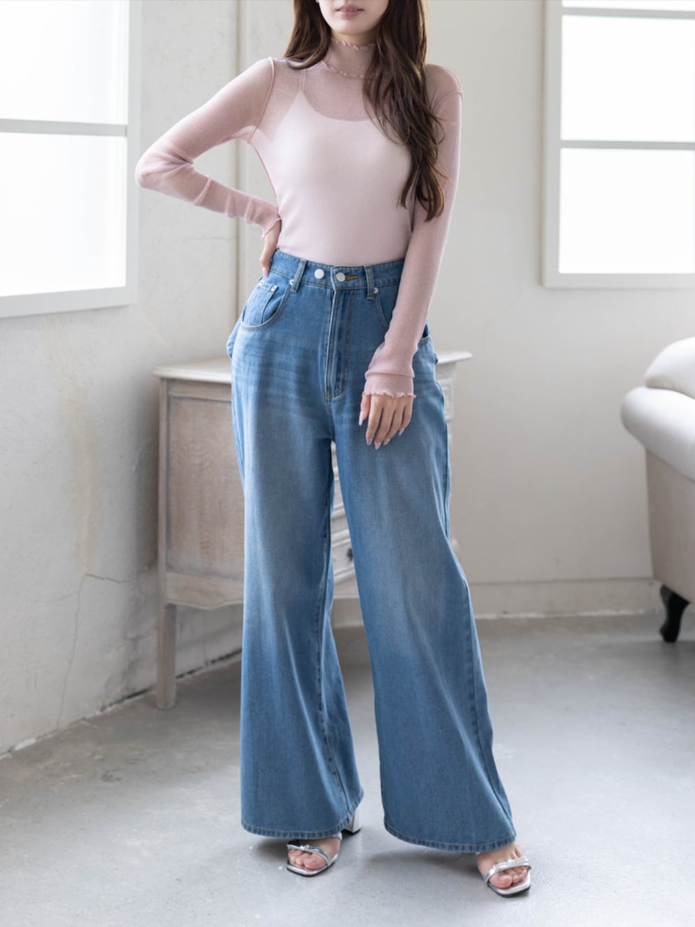 シルバー系のサンダル、ブルー系のデニムパンツ、ピンク系のTシャツ/カットソーを着用したレディースの夏コーディネートの4枚目の写真