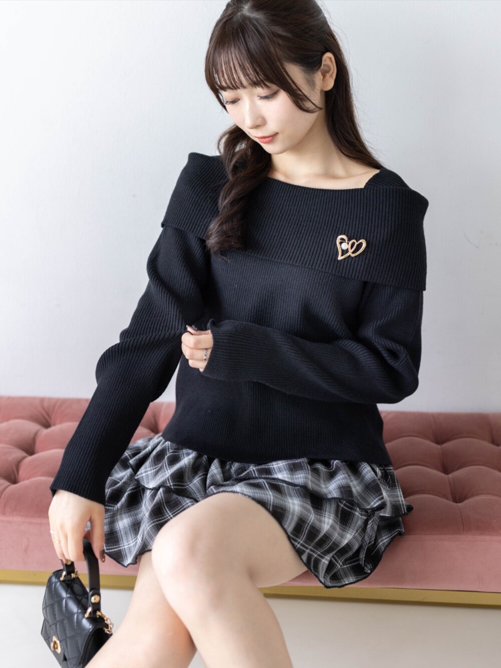 ブラック系のスカート、ブラック系のパンプス、ブラック系のニット/セーターを着用したレディースの秋コーディネートの4枚目の写真