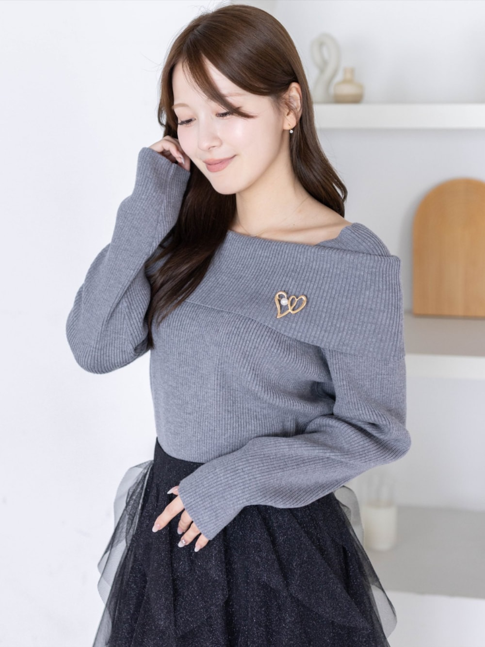 ブラック系のパンプス、ブラック系のスカート、グレー系のニット/セーターを着用したレディースの秋コーディネートの5枚目の写真