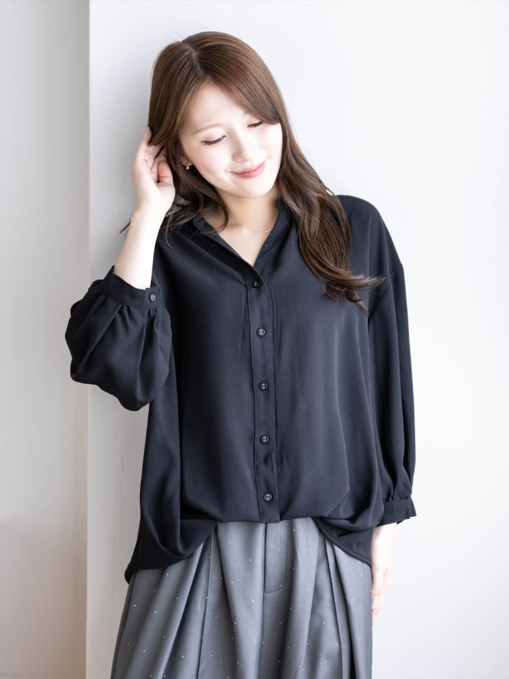 ブラック系のパンプス、グレー系のその他パンツ、ブラック系のシャツ/ブラウスを着用したレディースの夏コーディネートの3枚目の写真