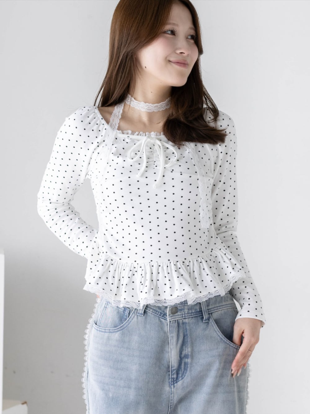 シルバー系のパンプス、ブルー系のデニムパンツ、ホワイト系のTシャツ/カットソーを着用したレディースの秋コーディネートの5枚目の写真