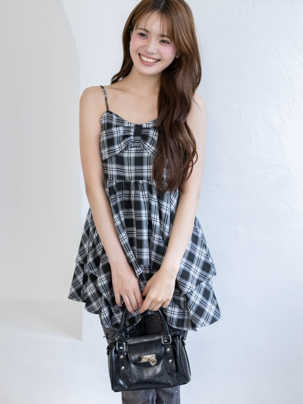 ブラック系のワンピース、ブラック系のパンプス、ブラック系のデニムパンツを着用したレディースの春コーディネートの8枚目の写真