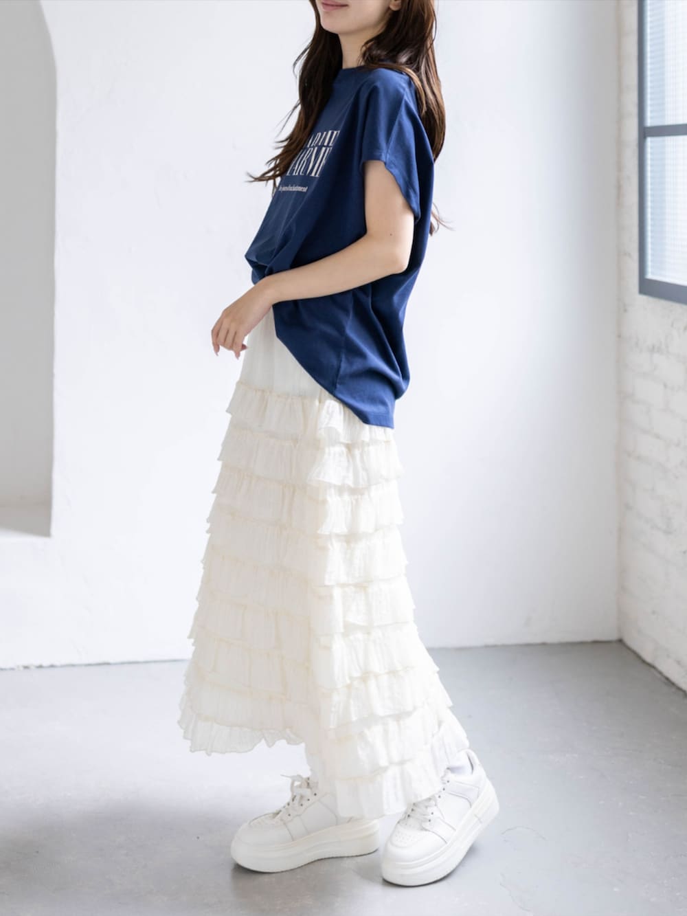 ホワイト系のスカート、ブルー系のTシャツ/カットソーを着用したレディースの夏コーディネートの3枚目の写真