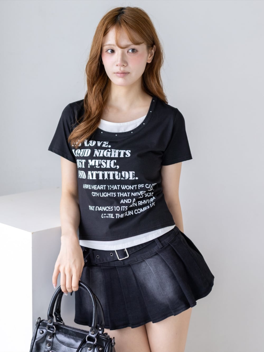 ブラック系のサンダル、ブラック系のスカート、ブラック系のTシャツ/カットソーを着用したレディースの夏コーディネートの4枚目の写真