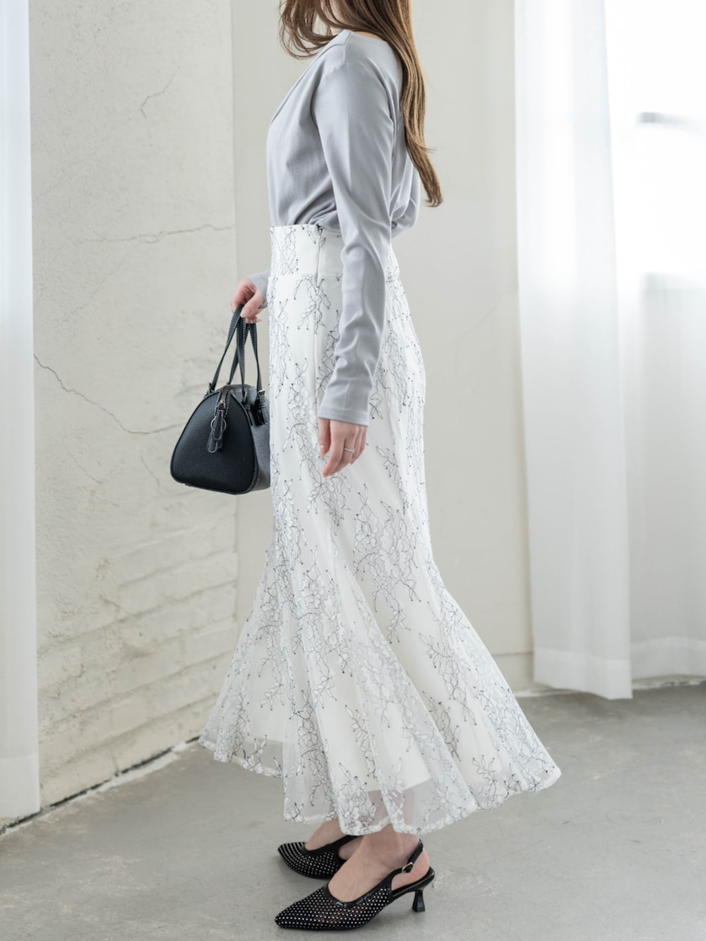 グレー系のTシャツ/カットソーを着用したレディースの冬コーディネートの2枚目の写真