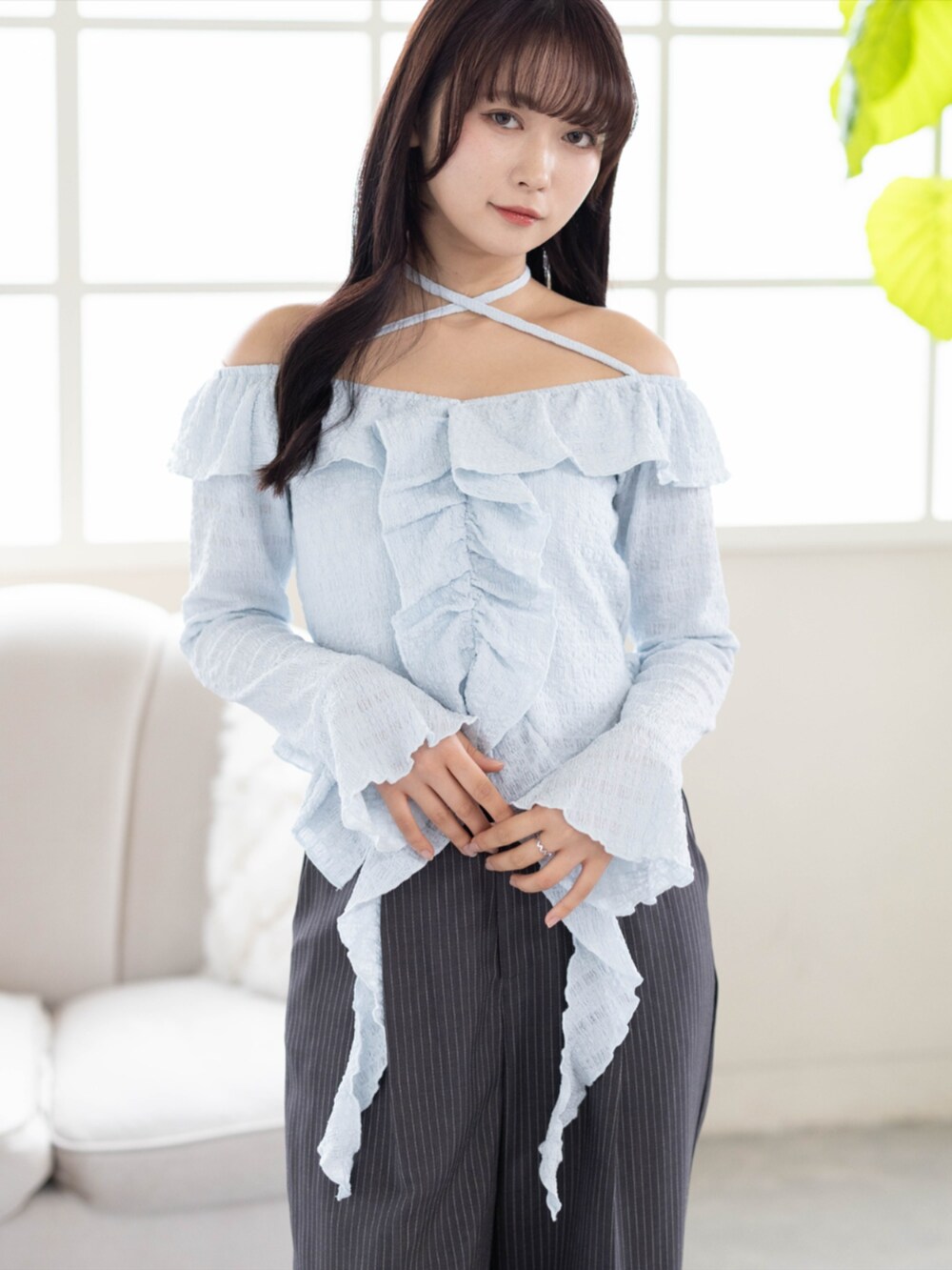 シルバー系のパンプス、グレー系のスラックス、ブルー系のシャツ/ブラウスを着用したレディースの夏コーディネートの2枚目の写真