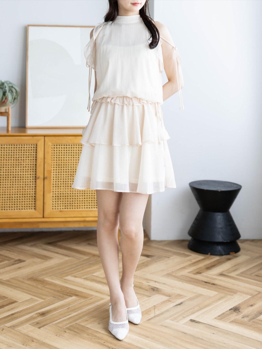 ホワイト系のパンプス、ホワイト系のワンピースを着用したレディースの夏コーディネートの3枚目の写真