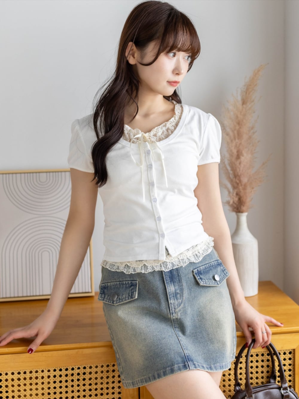 ブラック系のブーツ、ブルー系のスカート、ホワイト系のTシャツ/カットソーを着用したレディースの春コーディネートの5枚目の写真