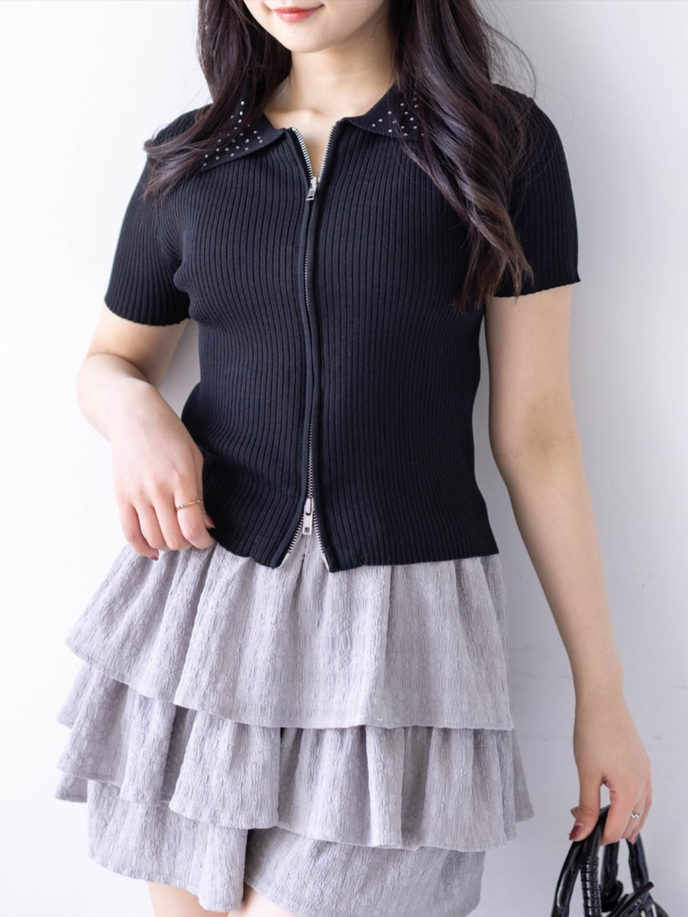 ブラック系のブーツ、ブラック系のハンドバッグ、グレー系のその他パンツを着用したレディースの夏コーディネートの5枚目の写真
