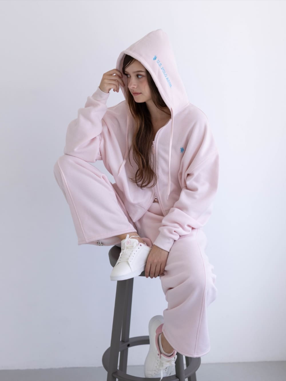 ピンク系のスニーカー、ピンク系のスウェットパンツ、ピンク系のパーカーを着用したレディースの秋コーディネートの5枚目の写真