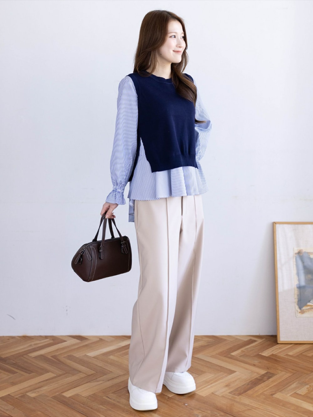 ブルー系のシャツ/ブラウス、ベージュ系のその他パンツを着用したレディースの冬コーディネートの2枚目の写真