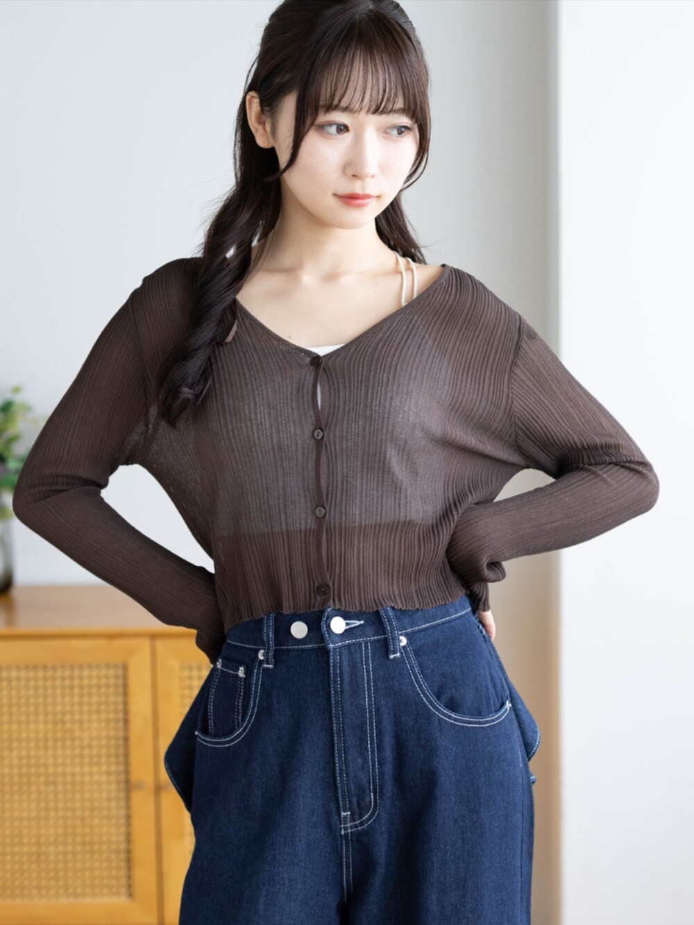 レッド系のパンプス、ブラウン系のカーディガン/ボレロ、ブルー系のデニムパンツを着用したレディースの夏コーディネートの4枚目の写真
