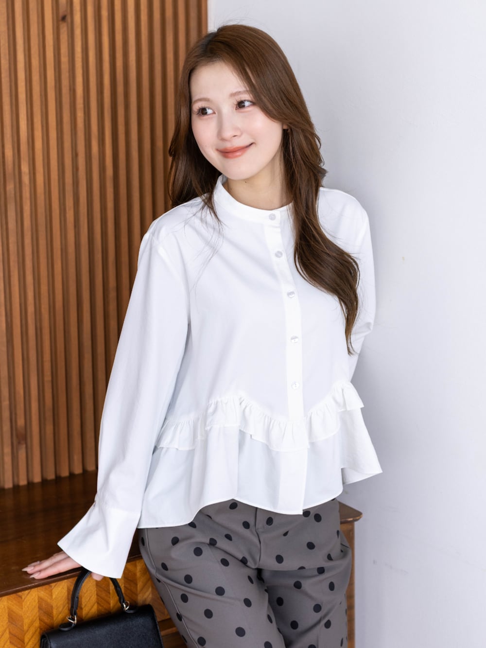 ブラック系のパンプス、ホワイト系のシャツ/ブラウス、グレー系のスラックスを着用したレディースの冬コーディネートの4枚目の写真