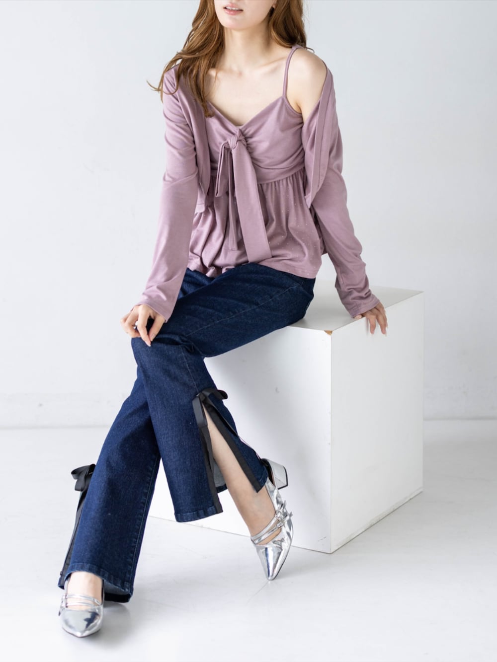 シルバー系のパンプス、ブルー系のデニムパンツ、ピンク系のTシャツ/カットソーを着用したレディースの夏コーディネートの4枚目の写真