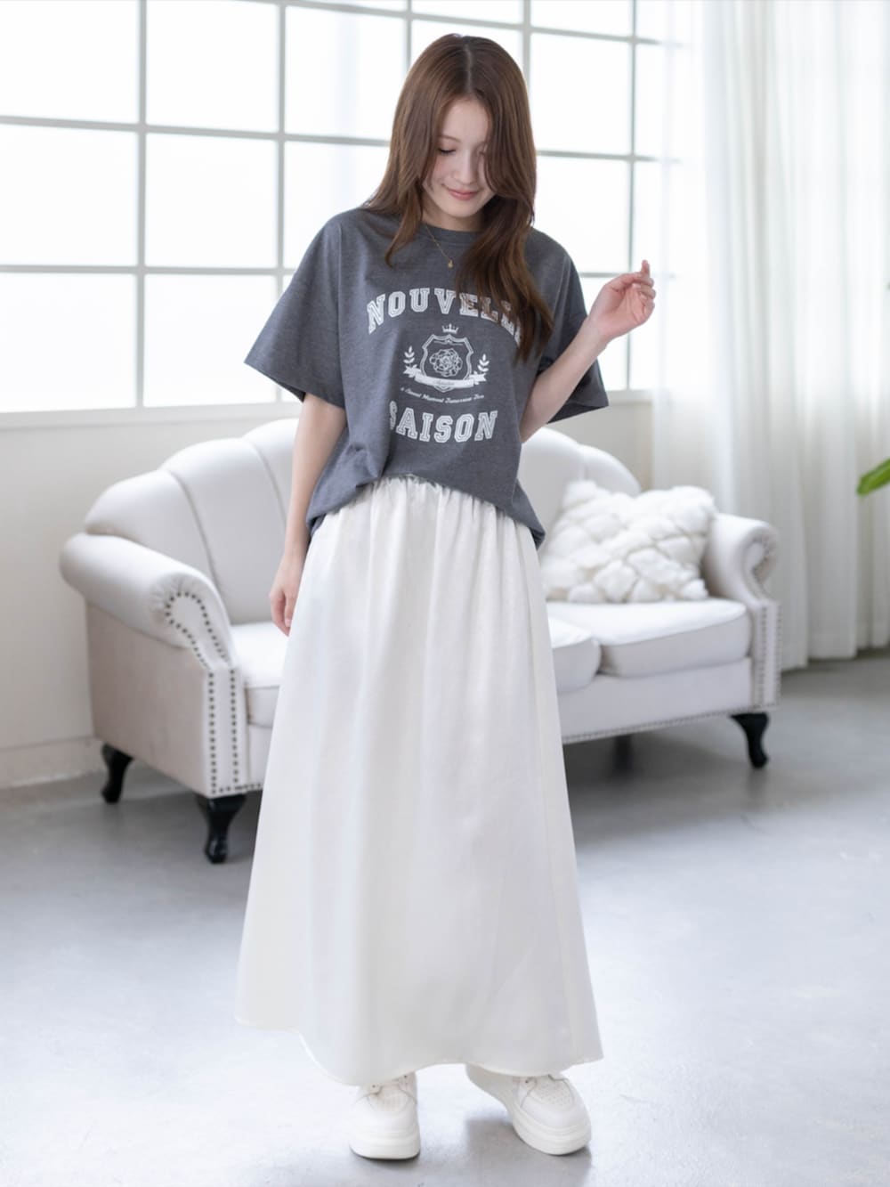 グレー系のTシャツ/カットソー、ホワイト系のスカートを着用したレディースの春コーディネートの2枚目の写真