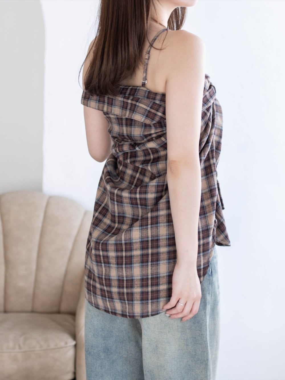 レッド系のパンプス、ブルー系のデニムパンツ、ブラウン系のシャツ/ブラウスを着用したレディースの秋コーディネートの4枚目の写真